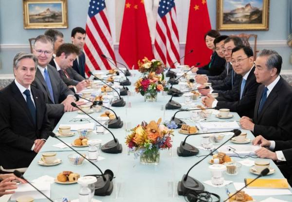 <i>El secretario de Estado de Estados Unidos, Antony Blinken (i), y el ministro de Asuntos Exteriores chino, Wang Yi (derecha), observan durante una reunión en el Departamento de Estado de Estados Unidos en Washington, DC, el 27 de octubre de 2023. FOTO SAÚL LOEB / AFP</i>