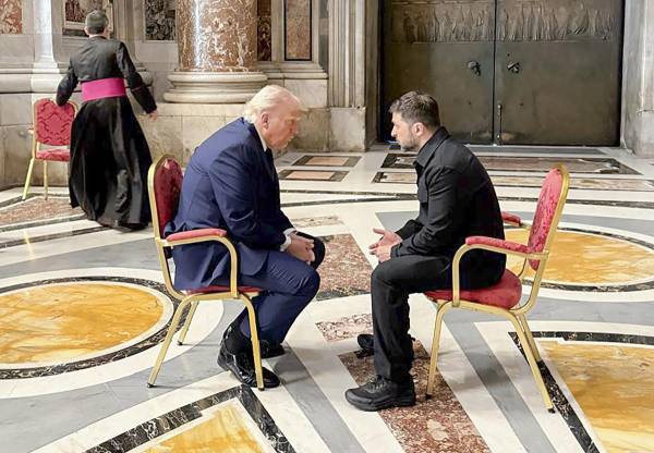 <i>Una foto facilitada por el Servicio de Prensa de la Presidencia de Ucrania muestra al presidente ucraniano, Volodymyr Zelensky (d), reuniéndose con el presidente de EE.UU., Donald Trump (i), en la Catedral de San Pedro antes de la misa fúnebre del Papa Francisco en la Plaza de San Pedro en la Ciudad del Vaticano. El mensaje dirigido al presidente ruso, Vladímir Putin, se da luego de este encuentro, de unos 15 minutos. EFE/EPA/SERVICIO DE PRENSA PRESIDENCIAL</i>