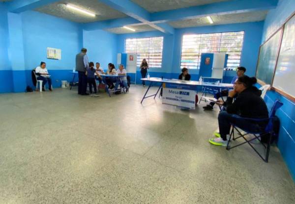 <i>Recordemos que fueron más de 122.000 personas las que participaron activamente en el proceso electoral a nivel de Juntas Receptoras de Votos y Juntas Departamentales. A eso le sumamos los más de 100.000 fiscales de los partidos políticos, y los observadores nacionales e internacionales. Todos ellos formaron una red robusta para custodiar el voto. FOTO SALVADOR PAIZ</i>