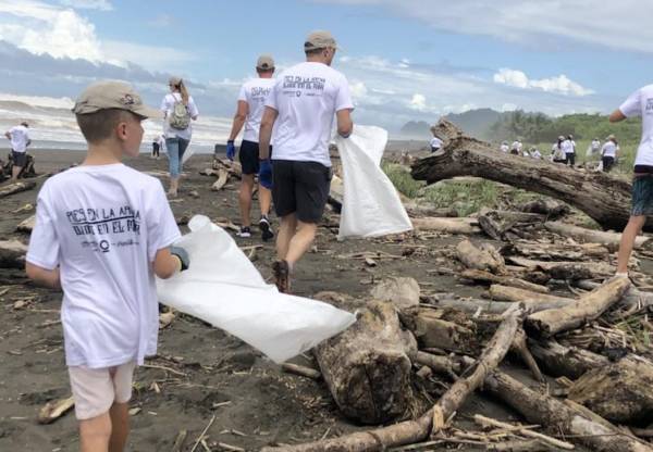 Voluntarios recolectan residuos en Playa Hermosa-Punta Mala, Puntarenas