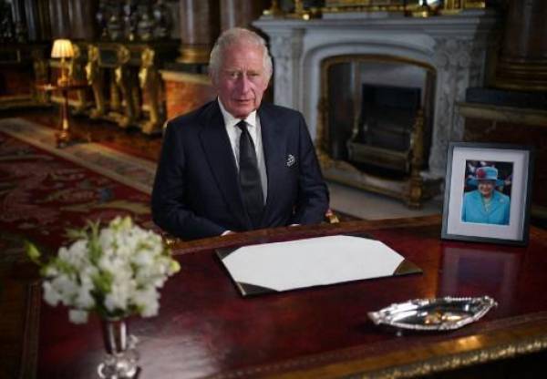 El rey Carlos III de Gran Bretaña hace un discurso televisado a la nación y la Commonwealth desde el Blue Drawing Room en el Palacio de Buckingham en Londres el 9 de septiembre de 2022, un día después de que la reina Isabel II muriera a la edad de 96 años. (Foto de Yui Mok / POOL / AFP)