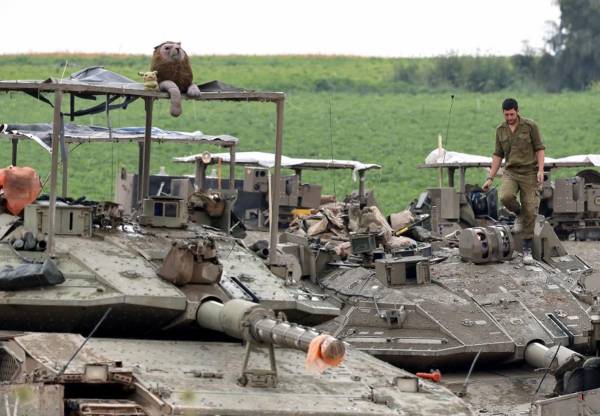 <i>ARCHIVO Un soldado israelí camina encima de un tanque estacionado en un área a lo largo de la frontera con la Franja de Gaza en el sur de Israel el 10 de abril de 2024, en medio del conflicto en curso en el territorio palestino entre Israel y el grupo militante Hamás.FOTO JACK GUEZ / AFP</i>