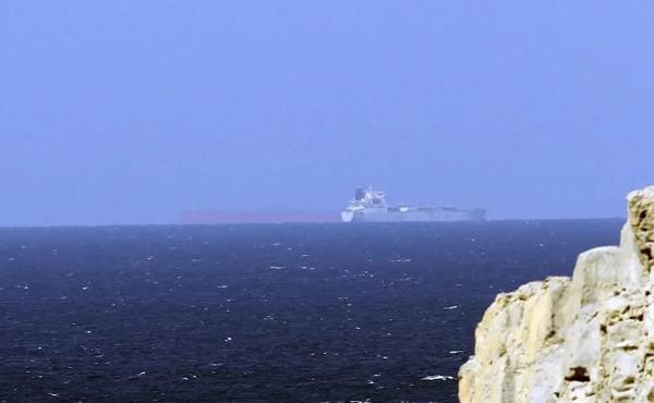 El buque habría sido atacado por fuerzas iraníes, aunque la Guardia Revolucionaria de Irán asegura que la nave chocó contra minas instaladas a lo largo del Estrecho. (Foto: EFE)