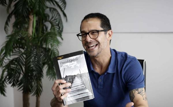 <i>El escritor costarricense Daniel Quirós resaltó la importancia de reflejar a través de la ficción, en obras como su nuevo libro 'Vientos alisios', la Costa Rica contemporánea caracterizada por su imagen verde y turística, pero que también enfrenta problemas sociales y económicos como la gentrificación, el narcotráfico y el daño ambiental. EFE/ Jeffrey Arguedas</i>