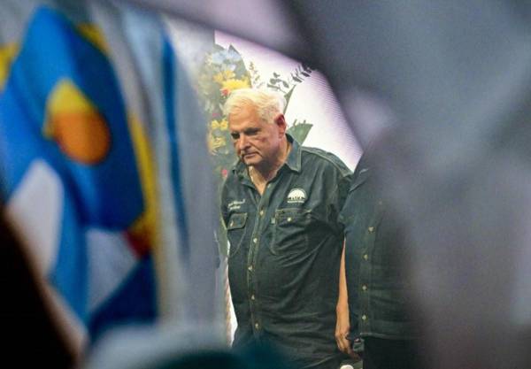 <i>El expresidente y candidato presidencial panameño Ricardo Martinelli asistía a un mitin político en la ciudad de Panamá el 3 de febrero de 2024. FOTO MARTÍN BERNETTI / AFP</i>