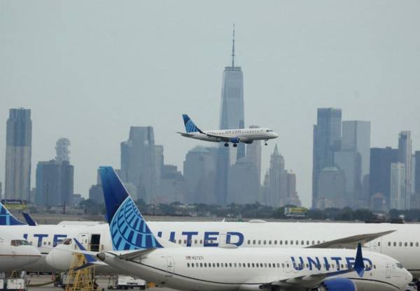 <i>NEWARK, NUEVA JERSEY - 17 DE SEPTIEMBRE: Un avión de United Airlines aterriza en el Aeropuerto Internacional Newark Liberty frente al horizonte de Nueva York el 17 de septiembre de 2023 en Newark, Nueva Jersey. FOTO Justin Sullivan/Getty Images/AFPJUSTIN SULLIVAN / GETTY IMAGES NORTEAMÉRICA / Getty Images vía AFP</i>