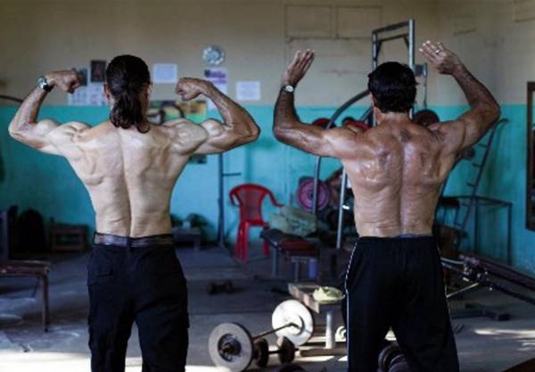 <i>Los hermanos sordos y excampeones nicaragüenses de culturismo Walter (i) y Carlos Pérez posan para una fotografía en su gimnasio en Santa Teresa, departamento de Carazo, Nicaragua. FOTO OSWALDO RIVAS/AFP</i>