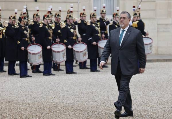 <i>(ARCHIVOS) El presidente de Guatemala, Bernardo Arévalo, llega a una reunión con el presidente francés en el Palacio del Elíseo en París, el 19 de febrero de 2024. FOTO Ludovic MARÍN / AFP</i>