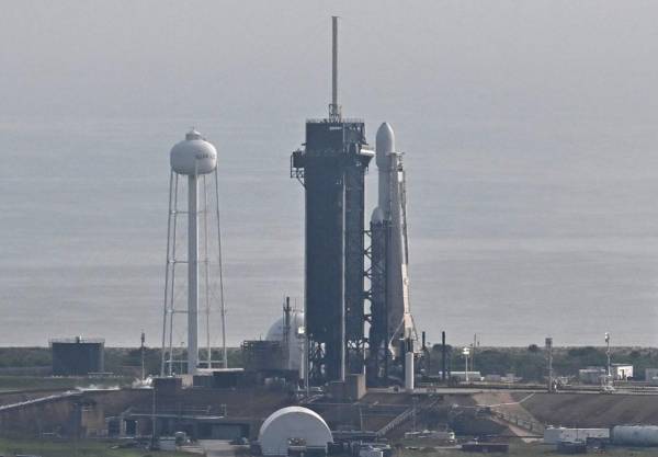 <i>​​​​​​Un cohete SpaceX Falcon Heavy (C) con la nave espacial Psyche está listo para su lanzamiento desde el Centro Espacial Kennedy de la NASA en Cabo Cañaveral, Florida, el 13 de octubre de 2023. La nave espacial se dirige a Psyche, un objeto a 3,5 mil millones de kilómetros (2,2 mil millones de millas). de distancia que podría ofrecer pistas sobre el interior de planetas como la Tierra. FOTO CHANDAN KHANNA/AFP</i>