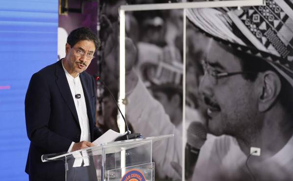 <i>El candidato de izquierda Iván Cepeda, habla durante una rueda de prensa este 24 de junio de 2026, en Bogotá (Colombia). EFE/ Mauricio Dueñas Castañeda</i>
