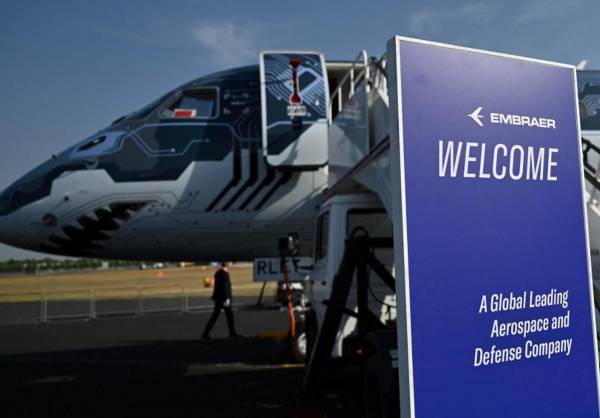 <i>(ARCHIVOS) Un avión Embraer E190-E2 en el Salón Aeronáutico de Farnborough, en Farnborough, el 18 de julio de 2022. FOTO JUSTIN TALLIS/AFP</i>