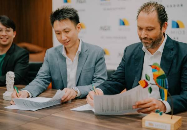 <i>La firma del Convenio contó con la presencia de Julio Valdés, CEO de MIO3; Felipe Nuila, CTO de MIO3; y Mark Tang, Vicepresidente de AGX, y Ng Wee Hao, director de operaciones de Hydra X. </i>