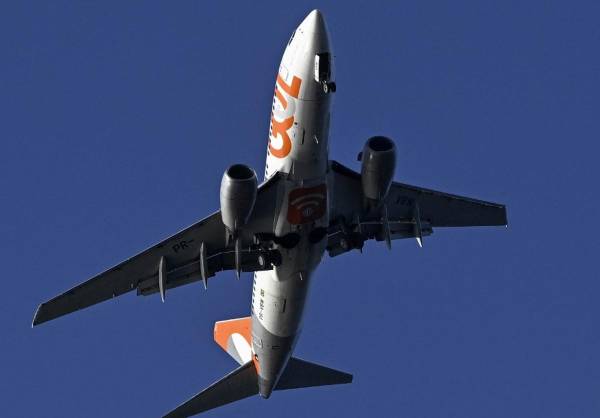 <i>El Boeing 737-700 (PR-VBW) de la aerolínea brasileña Gol se ve durante la aproximación para aterrizar en el aeropuerto Santos Dumont en la Bahía de Guanabara en Río de Janeiro, Brasil, el 13 de diciembre de 2023. FOTO MAURO PIMENTEL / AFP</i>