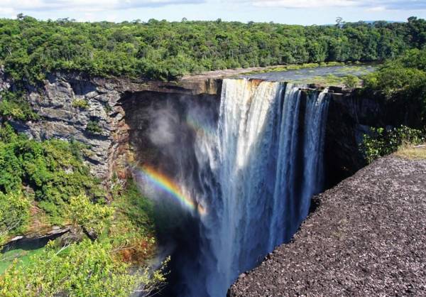 <i>Vista de las cataratas Kaieteur, ubicadas en el Parque Nacional Kaieteur, que se encuentra en una sección de la selva amazónica en la región Potaro-Siparuni de Guyana, tomada el 24 de septiembre de 2022. A pesar de la disputa con Guyana, la región de Esequibo es un destino de migración desde Venezuela. FOTO Patricio FORT / AFP</i>