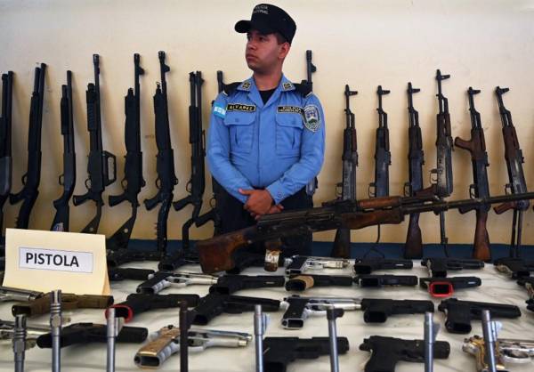<i>Vista de parte de las 12.183 armas incautadas al crimen organizado, mostrada por el gobierno de Honduras en Tegucigalpa el 3 de mayo de 2024. FOTO Orlando SIERRA/AFP</i>