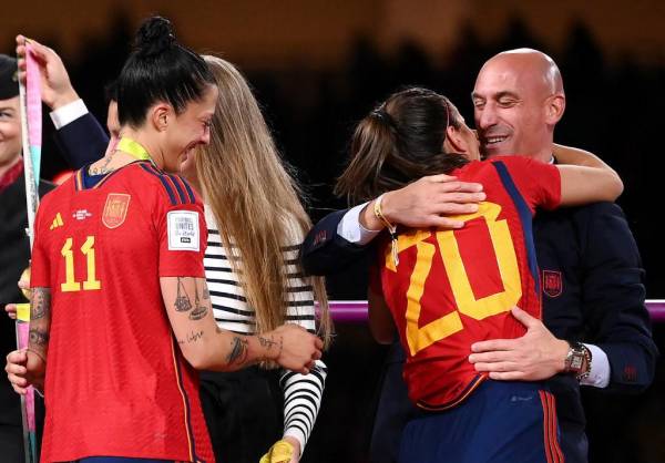 <i>(ARCHIVOS) La defensora española #20 Rocío Gálvez es felicitada por el presidente de la Real Federación Española de Fútbol, Luis Rubiales (R), junto a la española Jennifer Hermoso, después de ganar la final de la Copa Mundial Femenina de Australia y Nueva Zelanda 2023 entre España e Inglaterra en el Estadio Australia. en Sydney el 20 de agosto de 2023. La disculpa del jefe de la federación española de fútbol, Luis Rubiales, por besar en los labios a la jugadora estrella Jenni Hermoso después de que España ganara la Copa Mundial Femenina es “insuficiente” y su gesto “inaceptable”, dijo el primer ministro español el 22 de agosto. 2023. Rubiales, de 45 años, besó a Hermoso mientras entregaba las medallas de oro a la selección española tras ganar 1-0 a Inglaterra en la final de Sídney, provocando indignación en España. (Foto de FRANCK FIFE / AFP)</i>