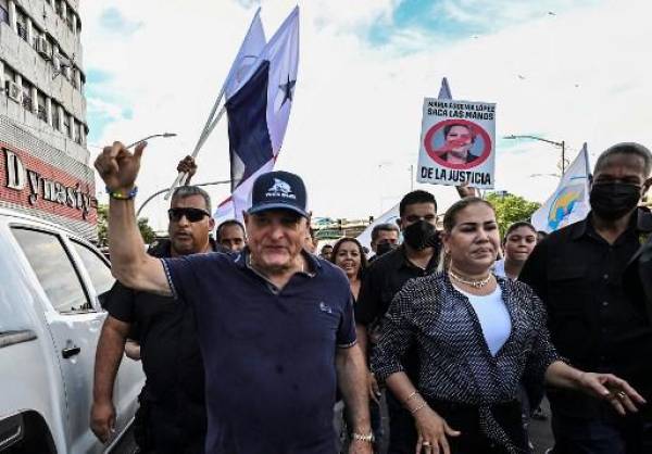 El expresidente de Panamá (2009-2014) Ricardo Martinelli participa en una protesta contra fiscales panameños, en la Ciudad de Panamá el 20 de septiembre de 2022, luego de que fuera acusado -junto con su homólogo (2014-2019) Juan Carlos Varela- de lavar dinero de la construcción gigante Odebrecht, que admitió haber pagado sobornos en el país.