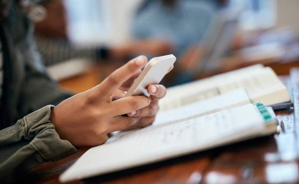 <i>Estudios en neurociencia indican que incluso cuando el celular no se utiliza activamente, su sola presencia puede disminuir la concentración. Foto de iStock</i>