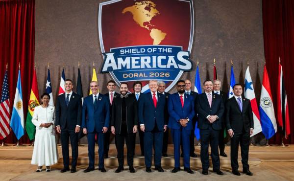 <i>Presidente de EEUU, Donald Trump, ante líderes de Latinoamérica en Cumbre Escudo de las Américas. FOTO CASA BLANCA / X</i>