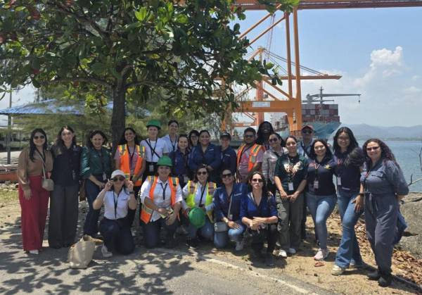 <i>Durante su recorrido en OPC, los participantes conocieron de cerca el programa Cascos Naranja, la iniciativa de voluntariado corporativo de dicha empresa que refleja el compromiso de la organización con la sostenibilidad y la resiliencia. FOTO FUNDAHRSE.</i>
