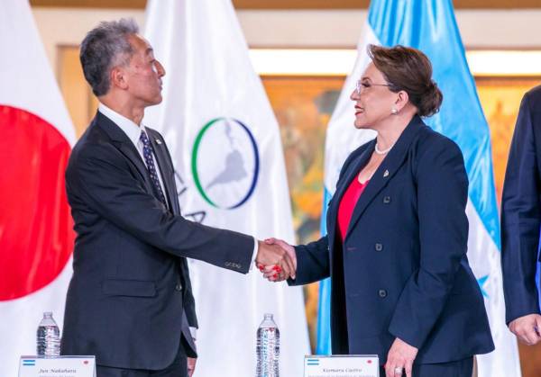 <i>El embajador de Japón en Honduras, Jun Nakahara, con la presidenta del país, Xiomara Castro. FOTO HectorZelaya</i>