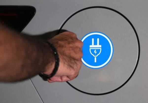 Ventas de autos eléctricos se estancan en EEUU, pero suben en el resto del mundo