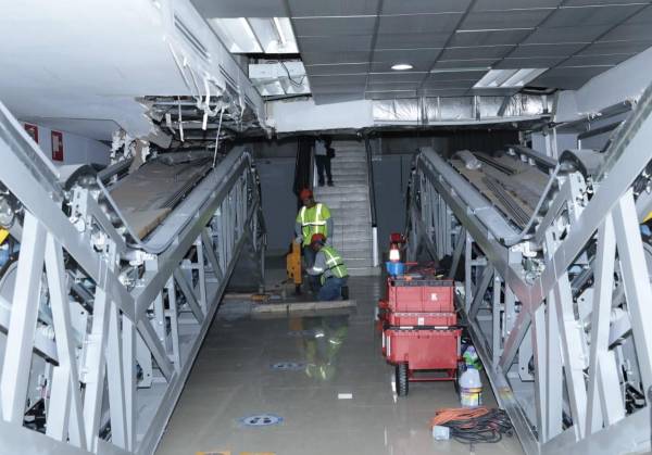 <i>Retiran gradas del Aeropuerto Internacional La Aurora. / Foto: AGN</i>