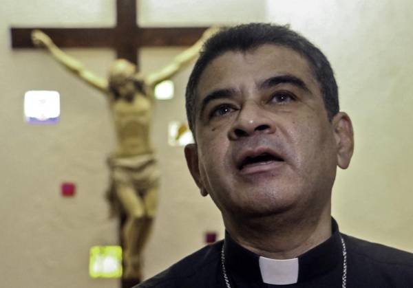 <i>(ARCHIVOS) El obispo católico nicaragüense Rolando Álvarez habla con la prensa en la iglesia del Santo Cristo de Esquipulas en Managua, el 20 de mayo de 2022. FOTO STR / AFP</i>