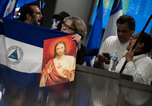 <i>Activistas y simpatizantes esperaron la llegada de presos políticos de Nicaragua al Aeropuerto Internacional Dulles en Dulles, Virginia, el 9 de febrero de 2023, luego de que fueran liberados por el gobierno de Nicaragua. FOTO ANDREW CABALLERO-REYNOLDS / AFP</i>