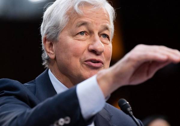 <i>Jamie Dimon, presidente y director ejecutivo de JPMorgan Chase, testifica durante una audiencia de supervisión de Wall Street ante el Comité Senatorial de Banca, Vivienda y Asuntos Urbanos en Capitol Hill en Washington, DC, el 6 de diciembre de 2023. FOTO SAÚL LOEB / AFP</i>