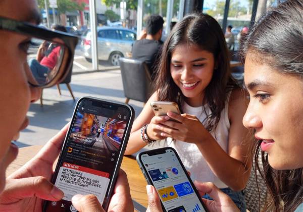 <i>La mayoría de los jóvenes no busca activamente informarse, sino que se encuentra con las noticias mientras navega, señala el informe. FOTO GENERADA POR NANO BANANA</i>