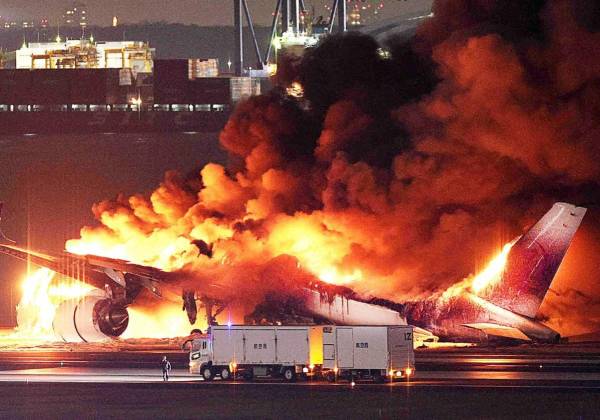 <i>Esta foto proporcionada por Jiji Press muestra un avión de Japan Airlines en llamas en una pista del aeropuerto Haneda de Tokio el 2 de enero de 2024. FOTO STR / PRENSA JIJI / AFP</i>