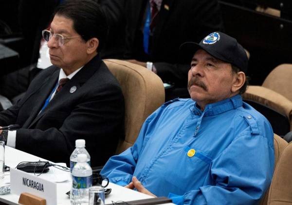 <i>El presidente de Nicaragua, Daniel Ortega (derecha), y su ministro de Relaciones Exteriores, Denis Moncada, asisten a la sesión de clausura de la Cumbre del G77+China en el Palacio de Convenciones de La Habana el 16 de septiembre de 2023. FOTO Yamil LAGE/AFP</i>