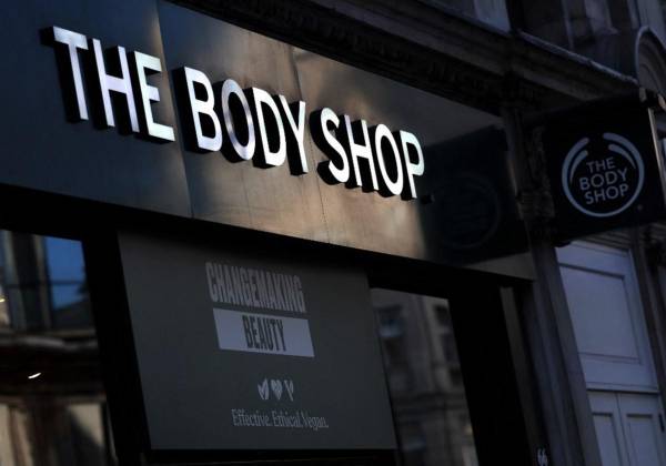 <i>Se muestra un cartel encima de la entrada de una sucursal de The Body Shop en el centro de Londres el 12 de febrero de 2024. FOTO Daniel LEAL/AFP</i>