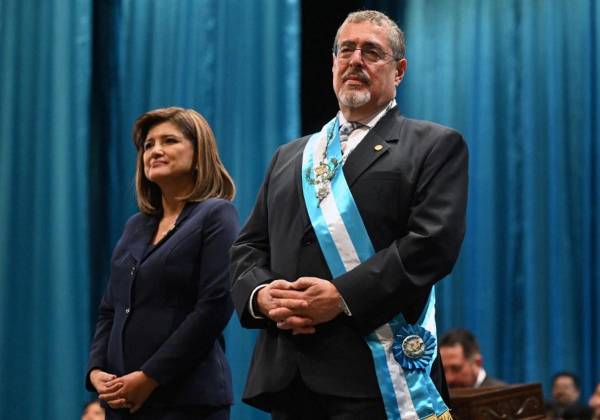 <i>El nuevo presidente de Guatemala, Bernardo Arévalo (D), está junto a la nueva vicepresidenta Karin Herrera durante su ceremonia de inauguración en el Centro Cultural Miguel Ángel Asturias en la ciudad de Guatemala, a primera hora del 15 de enero de 2024. FOTO JOHAN ORDONEZ / AFP</i>