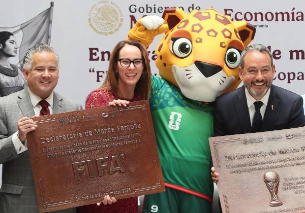 El director general del Instituto Mexicano de la Propiedad Industrial (IMPI), Santiago Nieto (i); la representante del Gobierno de México para la organización de la Copa Mundial de la FIFA 2026, Gabriela Cuevas (c), y el director general de FIFA en México, Jürgen Mainka, posan durante una rueda de prensa este jueves en Ciudad de México (México). EFE/ Mario Guzmán