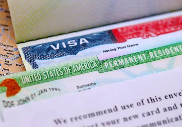 Actualmente, algunos migrantes temporales solicitan un cambio de estatus migratorio dentro de Estados Unidos porque califican para la residencia ya sea por matrimonio, empleo o reunificación familiar, y piden su green card desde el país, un proceso que puede tardar años y durante el cual se les renuevan sus visados. FOTO SHUTTERSTOCK