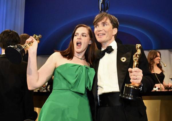 <i>La editora de cine estadounidense Jennifer Lame, con el Oscar a la mejor edición cinematográfica, y el actor irlandés Cillian Murphy, con el Oscar al mejor actor en un papel principal, asisten a la 96ª edición anual de los Premios de la Academia Governors Ball en el Dolby Theatre de Hollywood. California el 10 de marzo de 2024. FOTO Valérie Macon / AFP</i>