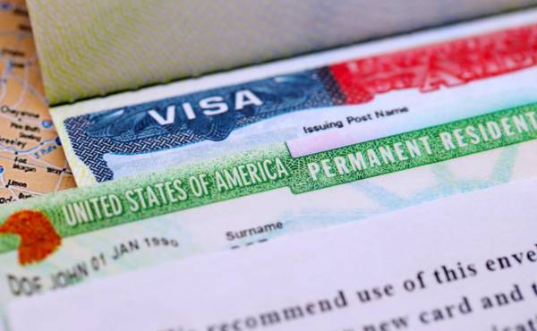 Actualmente, algunos migrantes temporales solicitan un cambio de estatus migratorio dentro de Estados Unidos porque califican para la residencia ya sea por matrimonio, empleo o reunificación familiar, y piden su green card desde el país, un proceso que puede tardar años y durante el cual se les renuevan sus visados. FOTO SHUTTERSTOCK