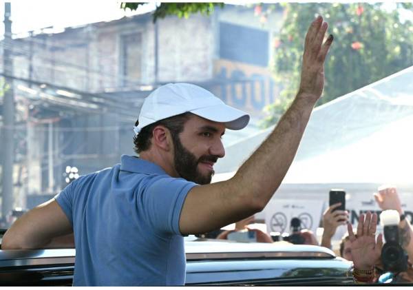 <i>El presidente salvadoreño Nayib Bukele saluda a sus seguidores después de emitir su voto durante las elecciones presidenciales y legislativas en San Salvador el 4 de febrero de 2024. FOTO YURI CORTEZ / AFP</i>