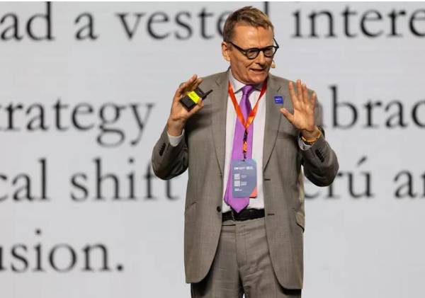 <i>“El desafío, planteó Robinson, no es copiar modelos externos de manera acrítica, sino construir soluciones propias, ancladas en la realidad de la región”. (Foto: CAF)</i>