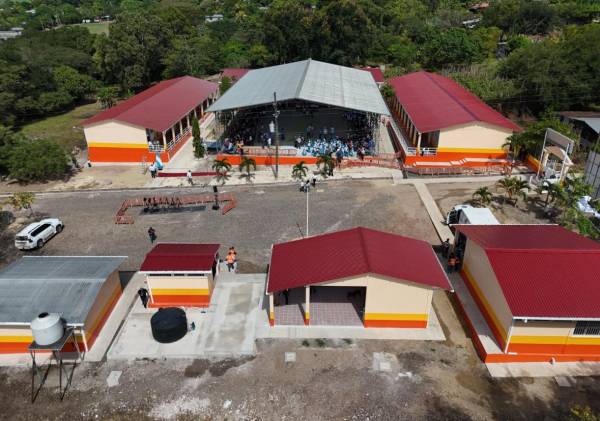 <i>'Estamos realizando la mayor inversión en educación en la historia de Honduras y avanzamos en el derecho a la educación de nuestra niñez y juventud'. FOTO GOBIERNO DE HONDURAS.</i>