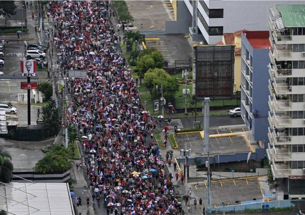 <i>Vista aérea de una marcha contra el contrato gubernamental con la minera canadiense First Quantum y su filial Minera Panamá en la ciudad de Panamá, tomada el 27 de octubre de 2023. FOTO LUIS ACOSTA/AFP</i>