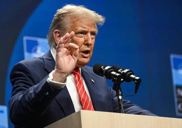 Ls otra gran noticia del día es que Trump evalúa seriamente una eventual salida de Estados Unidos de la OTAN, en medio de fricciones con aliados europeos por la respuesta militar en Medio Oriente. (Foto: EFE)