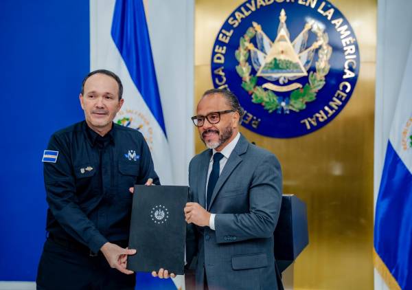 <i>La propuesta fue presentada por el ministro de Seguridad, Gustavo Villatoro, y busca modificar el inciso segundo del artículo 27 de la Constitución. Foto de cortesía</i>