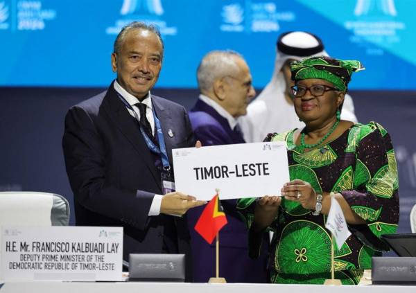<i>El Director General de la Organización Mundial del Comercio (OMC), Ngozi Okonjo-Iweala, y el Viceprimer Ministro de Timor-Leste, Francisco Kalbuadi Lay, posan para una fotografía después de firmar el acuerdo para la adhesión de Timor-Leste a la OMC durante la 13ª Conferencia Ministerial de la OMC en Abu Dabi del 26 de febrero de 2024. FOTO GIUSEPPE CACACE / AFP</i>