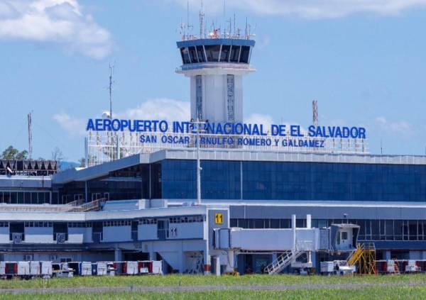 <i>Nueva Tarifa de Mejoras Aeroportuarias inicia a correr en el Aeropuerto Internacional de El Salvador, San Óscar Arnulfo Romero y Galdámez. FOTO CEPA</i>