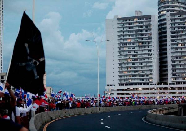 Manifestantes participan en una protesta contra el contrato gubernamental con la empresa minera canadiense First Quantum -y su filial Minera Panamá- en la ciudad de Panamá, Panamá, el 24 de noviembre de 2023. FOTO ROBERTO CISNEROS / AFP