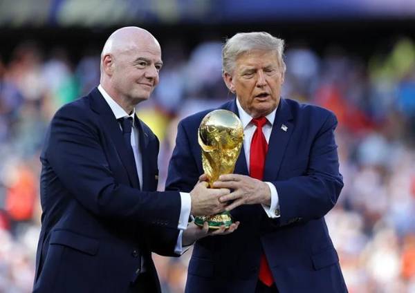 El presidente de la FIFA, Gianni Infantino (izq.), y el presidente de EE. UU., Donald Trump, entregan el trofeo a España tras ganar la final de la Copa Mundial de la FIFA 2026 contra Argentina, en Nueva Jersey, EE. UU., el 19 de julio de 2026. EFE/EPA/CHRISTOPHER NEUNDORF