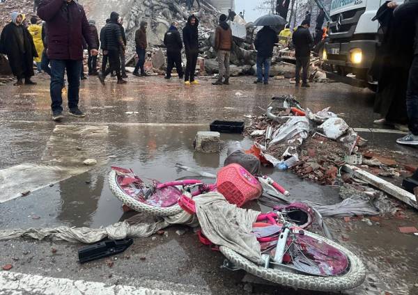 <i>Una fotografía muestra una bicicleta dañada mientras los rescatistas buscan sobrevivientes entre los escombros en Sanliurfa, el 6 de febrero de 2023, después de que un terremoto de magnitud 7,8 azotara el sureste del país. (Foto por AFP)</i>